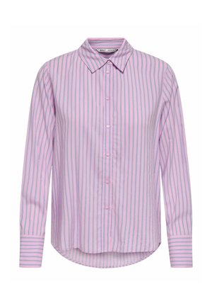 Chemise à manches longues rose avec des rayures verticales bleues. Elle présente un col classique et une patte de boutonnage à l'avant ; ourlet incurvé au-dessous de la taille. Texture de tissu douce.