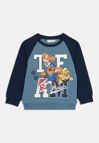 Felpa blu e navy con cuccioli di cartone animato e testo "TEAM Players"; polsini e collo a costine, tessuto morbido, colori vivaci, design giocoso.