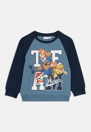 Felpa blu e navy con cuccioli di cartone animato e testo "TEAM Players"; polsini e collo a costine, tessuto morbido, colori vivaci, design giocoso.