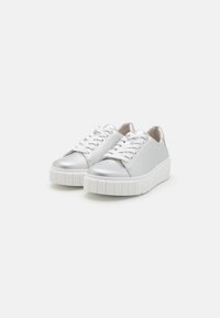 Sølv lærersneakers med en teksturert hvit såle, rund tå og sentral snøring. Har en glatt overflate og polstret interiør for komfort.