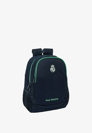 Granatowy plecak z zielonymi akcentami, z logo na froncie, zamykanymi kieszeniami i siateczkowymi bocznymi kieszeniami. Wykonany z trwałego materiału, wyposażony w wyściełane ramiączka.