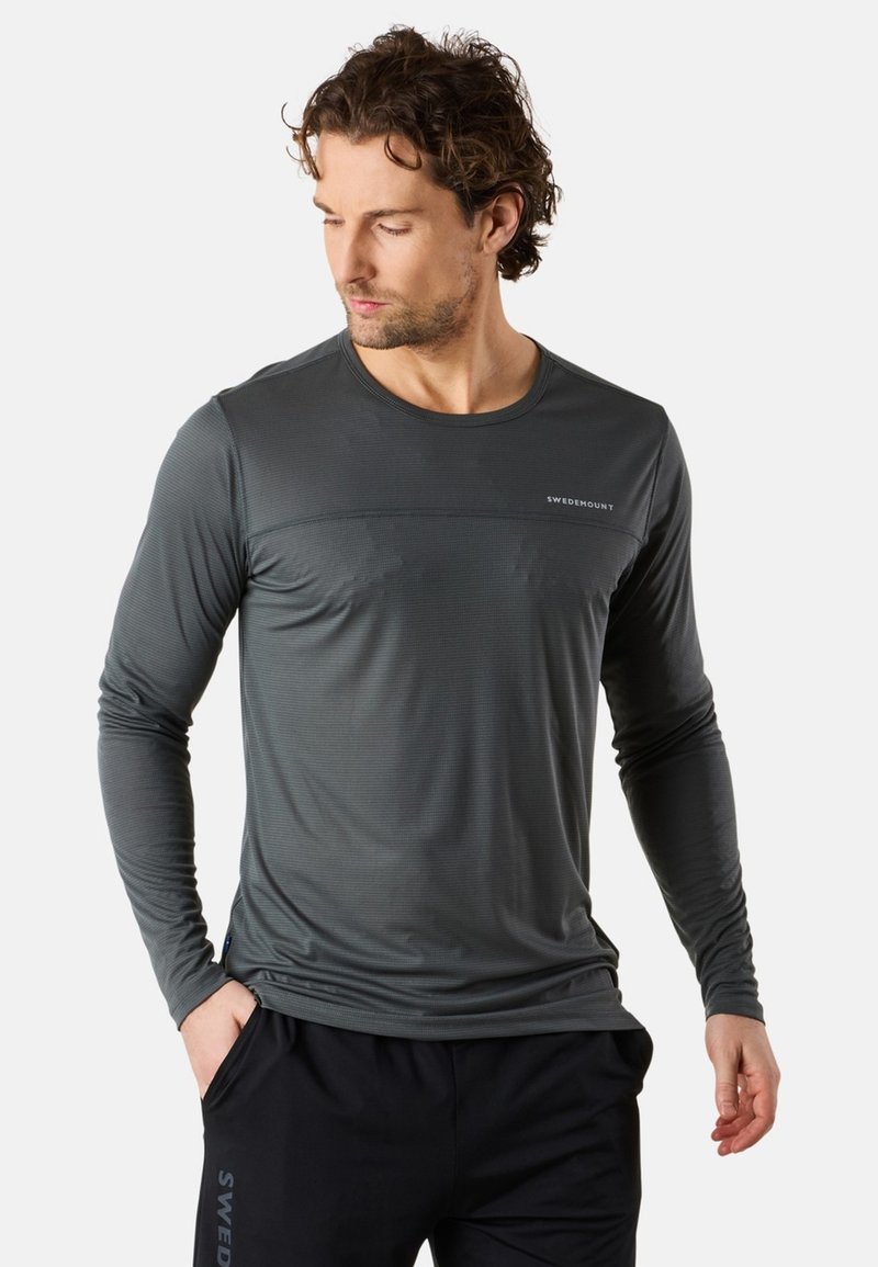 Langärmliges Sportshirt in Dunkelgrau, mit glatter Textur, subtilen horizontalen Streifen und einem kleinen Logo auf der Brust.