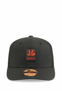 Casquette noire avec une sangle ajustable, comportant un logo rectangulaire orange et du texte pour les Cincinnati Bengals. Tissu lisse et forme structurée.