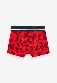 Boxer in tessuto camouflage rosso con una vestibilità aderente, caratterizzati da una vita blu navy con striscia bianca e dettagli testuali stampati sul tessuto.