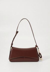 Bolso de mano de cuero marrón con un diseño curvo, una correa corta para el hombro y un detalle de nudo. Textura lisa con un sutil detalle de costura.