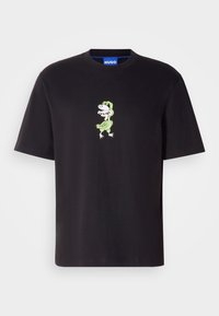 Camiseta negra de manga corta hecha de algodón con un bordado de un personaje de dibujos animados en verde en el pecho. Textura suave, corte holgado.