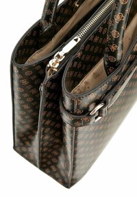 Bolso tote sintético negro con patrón de logo dorado, doble asa superior y cierre con cremallera. El interior cuenta con un forro de tela suave.