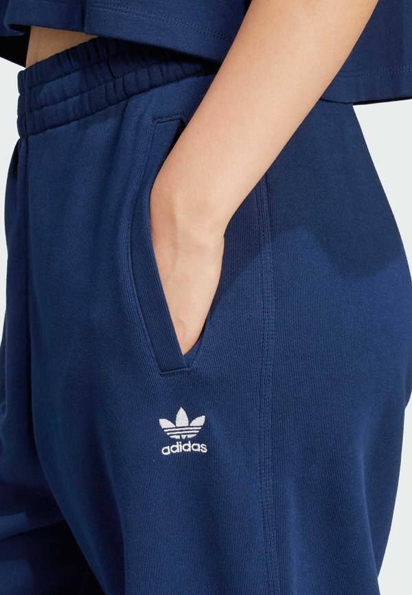 ESSENTIALS LOOSE - Tracksuit bottoms - night indigo3
