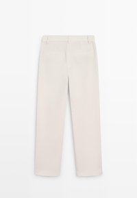 Off-white rechte broek met achterzakken en riemlussen, vlak tegen een witte achtergrond weergegeven.