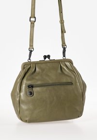 Borsa in pelle verde oliva con design a pieghe, hardware nero e tasca frontale con zip. Tracolla regolabile per utilizzo a tracolla o su spalla.