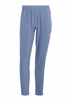 Pantalones deportivos azules con cintura elástica, piernas ajustadas y logo sutil en la parte superior del muslo sobre fondo blanco.