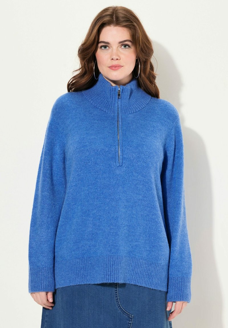 Blau gestrickter Pullover mit hohem Kragen und halbem Reißverschluss. Hat gerippte Bündchen und Saum. Weicher Stoff, lässige Passform.