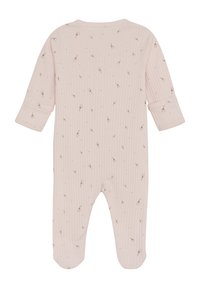 Ribbet, langærmet baby-heldragt i blød rosa, med et delikat dandelion mønster og fold-over manchetter for komfort. Design med fuldlængde fødder.