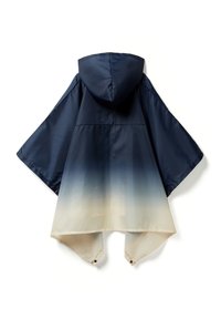 Vodotěsný pončo námořnické modré barvy s přechodem do světle krémové, vybavené kapucí a patentkami v dolních rozích.