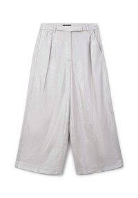 Pantaloni a gamba larga grigio chiaro realizzati in un materiale lucido. Presentano pieghe in vita, una texture liscia e un orlo dritto.
