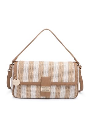 Sac à main tissé beige et blanc rayé avec garniture en cuir camel, bandoulière réglable, boucle avant et étiquette ronde de marque sur chaîne.