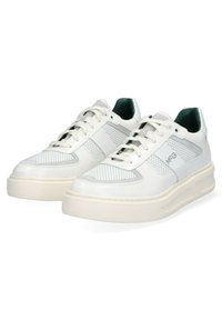 Witte sportieve sneakers van geperforeerd leer met gaasaccenten, voorzien van een dikke crème zool en een groene gewatteerde kraag.