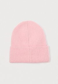 Berretto di maglia a coste rosa pallido con risvolto largo, presentato piatto su uno sfondo grigio chiaro.