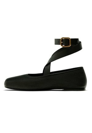 Ballerines en simili cuir noir avec une sangle de cheville présentant une boucle dorée rectangulaire ; bout rond et semelle plate.