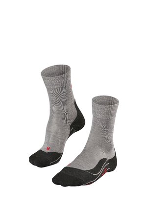 Calcetines deportivos grises con un tejido texturizado, con acentos en el dedo del pie y el talón en negro, puños acanalados y un sutil logo rojo en el costado.