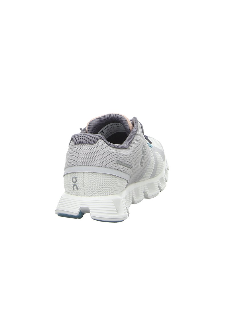 Zapatilla deportiva gris y blanca con parte superior de malla y collar acolchado, con una suela texturizada y detalle de logo en el talón.