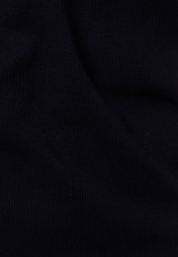 Dunkelblaues, strukturiertes Gewebe mit einem gerippten Muster, das eine weiche, gewebte Optik zeigt. Die Oberfläche ist leicht gedehnt und demonstriert ihre Flexibilität.