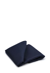 Diep marineblauwe stof gevouwen in een driehoekige vorm, met een gestructureerd oppervlak en schone randen zonder zichtbare patronen of accenten.