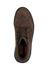Zapatilla de cuero marrón con suela de goma negra, punta redonda, diseño con cordones y plantilla acolchada etiquetada como "Air-Cooled Arch Fit".