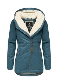 Turkusowa kurtka z miękką kremową futrzaną podszewką, zapinana na suwak z przodu, o pikowanej fakturze. Posiada jasnobrązowe skórzane akcenty oraz regulowany kaptur.