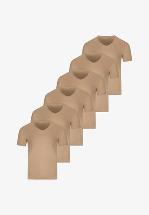 Zes beige korte mouw T-shirts met V-hals, diagonaal gerangschikt op een witte achtergrond.