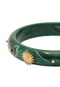 Groene gemarmerde bangle armband met een gouden zon-embleem en kleine gouden accenten, vervaardigd uit een glanzend materiaal met een gladde textuur.