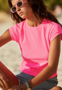 Next CREW NECK SHORT SLEEVE RAGLAN PETITE - Pamata T-krekls - fluro pink