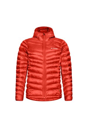 Rote isolierte Jacke mit Kapuze, mit einem gesteppten Design, Frontreißverschluss und Logo auf der Brust. Hergestellt aus glänzendem, leichtem Material.