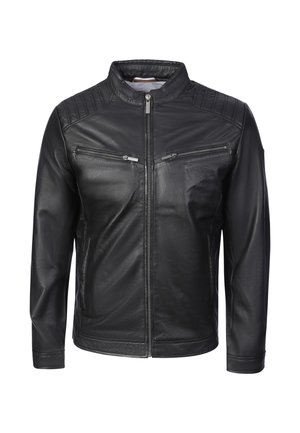 Chaqueta negra de piel sintética con cuello alzado, cremallera frontal, dos bolsillos horizontales con cremallera en el pecho y detalles acolchados en los hombros.