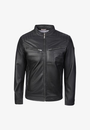 Schwarze Jacke aus Kunstleder mit Stehkragen, Frontreißverschluss, zwei horizontalen Reißverschlusstaschen auf der Brust und gesteppter Schulterpartie.