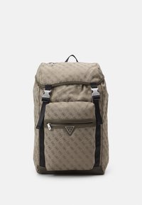 Sac à dos vert et beige à motifs, avec une poche frontale zippée, des bretelles noires et des accessoires en métal argenté. Tissu robuste avec une finition texturée.