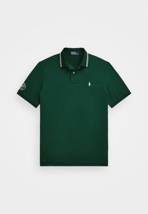 Grønn polo skjorte med klassisk krage, to-knapps placket, hvite striper og en liten brodert logo på brystet.