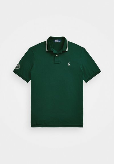 Tricou polo verde cu guler clasic, o clapetă cu două butoane, accente cu dungi albe și un mic logo brodat pe piept.