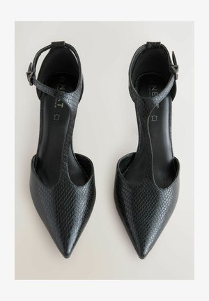 Mustat korkokengät, joissa on matelijannen pinta, terävä kärki, leikattu sivu sekä nilkkahihna. Sileä sisäpinta ja pohja.