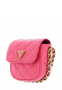 Petit sac bandoulière en cuir rose matelassé avec chaîne dorée et logo triangulaire Guess sur le rabat avant.