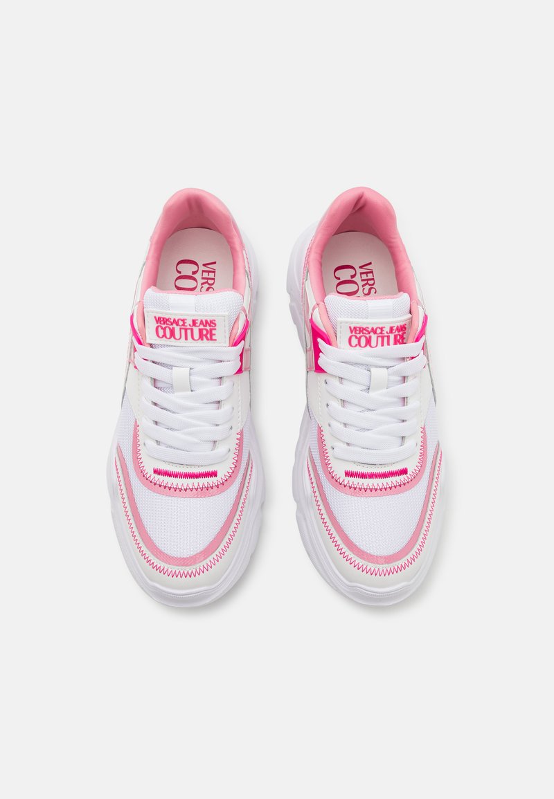Witte sneakers met roze accenten, gemaakt van mesh materiaal, met dikke rubberen zolen, contrasterende stiksels en logo-details op de tong.