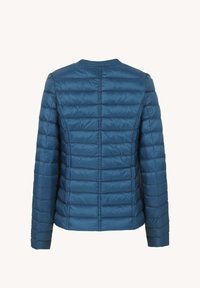 Giacca a vento blu con texture trapuntata, maniche lunghe e scollatura rotonda. Presenta cuciture orizzontali per un aspetto strutturato.