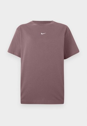 T-shirt à col rond mauve uni à manches courtes avec un petit logo Nike blanc centré sur la poitrine, présenté sur un fond blanc.