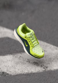 AIR WINFLO 11 - Sapatos para corrida em estrada - light liquid lime/cyber/anthracite/phantom