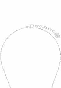 Collar de cadena de plata con cierre de langosta y longitud ajustable. Textura sutil y una etiqueta con el nombre de la marca adjunta.