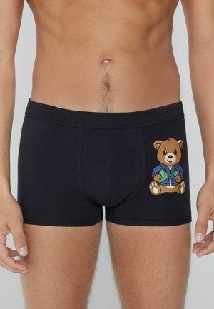 Schwarze Baumwoll-Boxershorts mit einem gedruckten Bärencharakter in einer blauen Jacke, der Geld hält. Sie verfügen über ein enges Design und einen elastischen Bund.