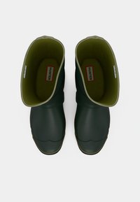 Πράσινες λάστιχες μπότες μέχρι τον αστράγαλο με απαλή υφή, φαρδιές οπές και ανοιχτό πράσινο εσωτερικό, με αντίθετη μπεζ σόλα.