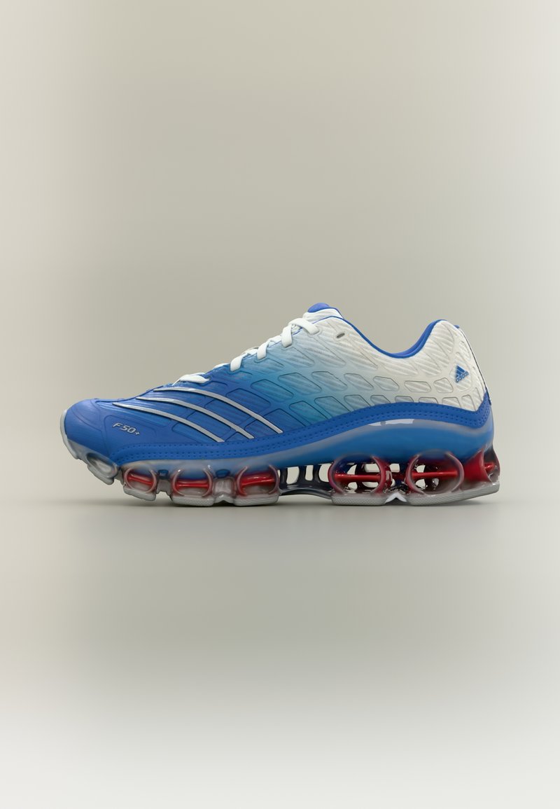 Chaussure de sport bleue avec une tige blanche à dégradé, surface texturée, multiples œillets pour lacets, et un design de semelle distincte rouge et transparente.