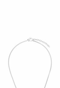 Collana con catena argentata caratterizzata da un design elegante e piatto, con chiusura a moschettone e lunghezza regolabile. I collegamenti strutturati aggiungono interesse visivo.
