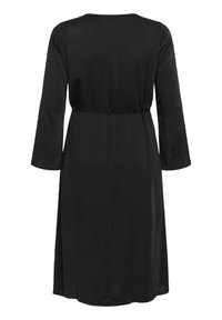 Vestido negro de manga larga con una tela suave y fluida. Presenta un escote redondeado y una cintura ajustada, extendiéndose hasta la mitad de la pantorrilla.